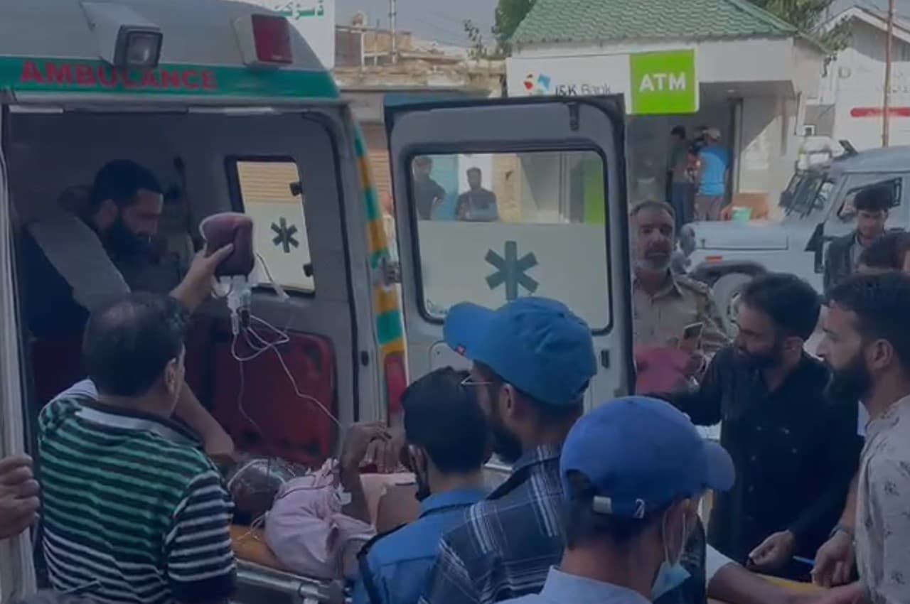 Jammu and Kashmir: पुलवामा में आतंकियों ने प्रवासी मजदूर को गोली मारकर किया घायल, सर्च ऑपरेशन जारी