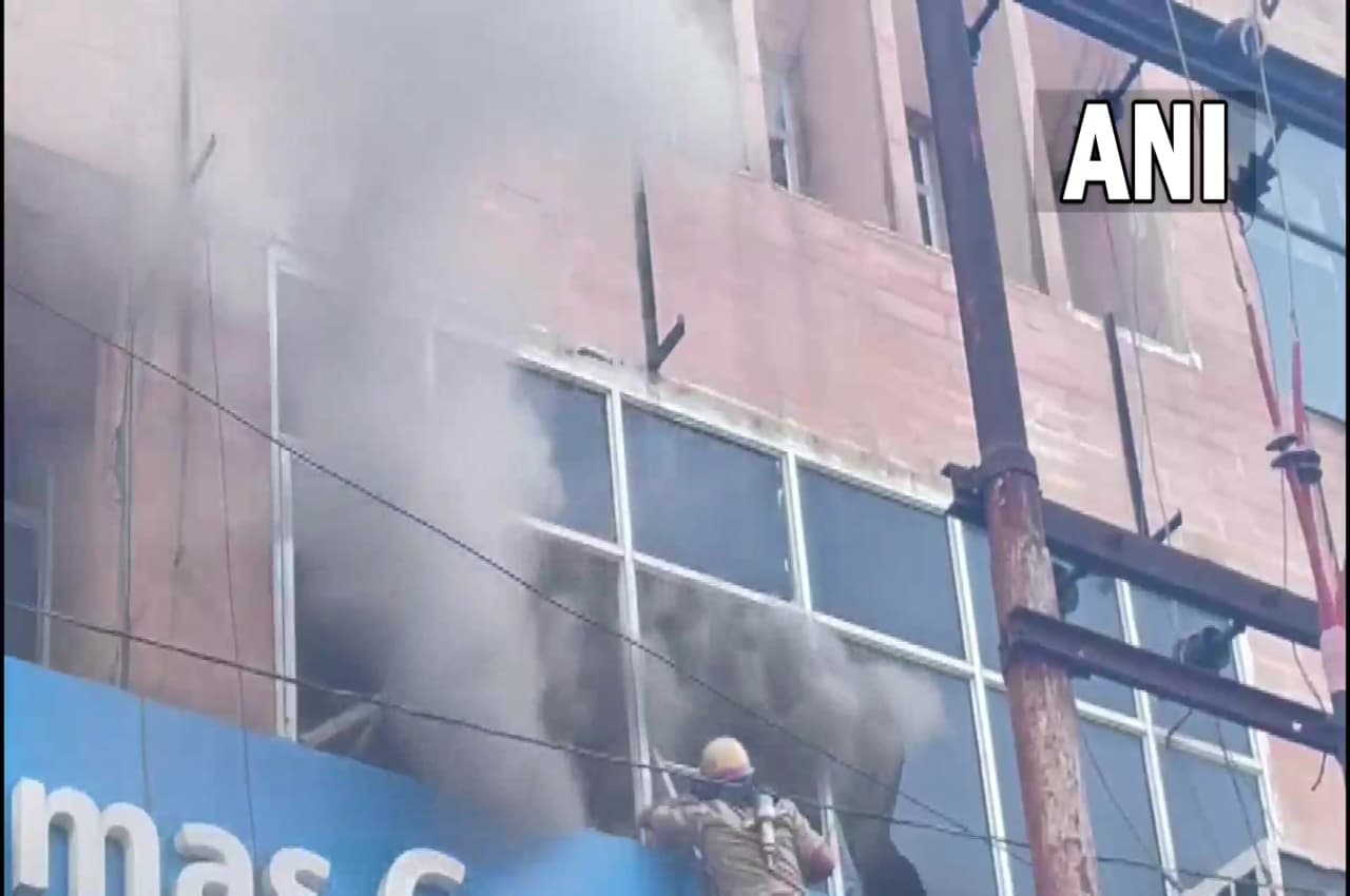 Noida: सेक्टर-18 मार्केट की बिल्डिंग में लगी आग, 12 लोगों का टीम ने ऐसे किया रेस्क्यू