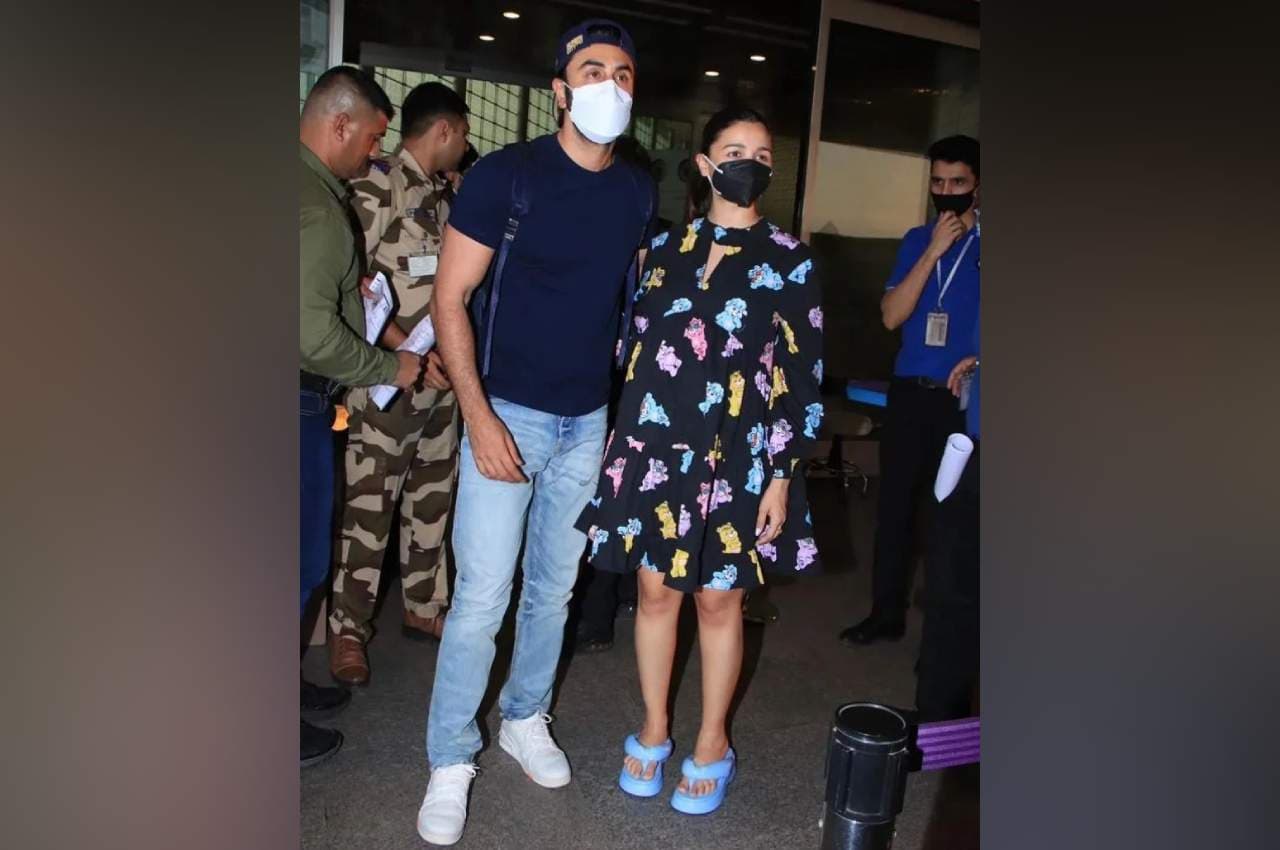 Ranbir Alia: एयरपोर्ट पर एक साथ स्पॉट हुए रणबीर-आलिया, स्टार कपल का दिखा कूल अंदाज