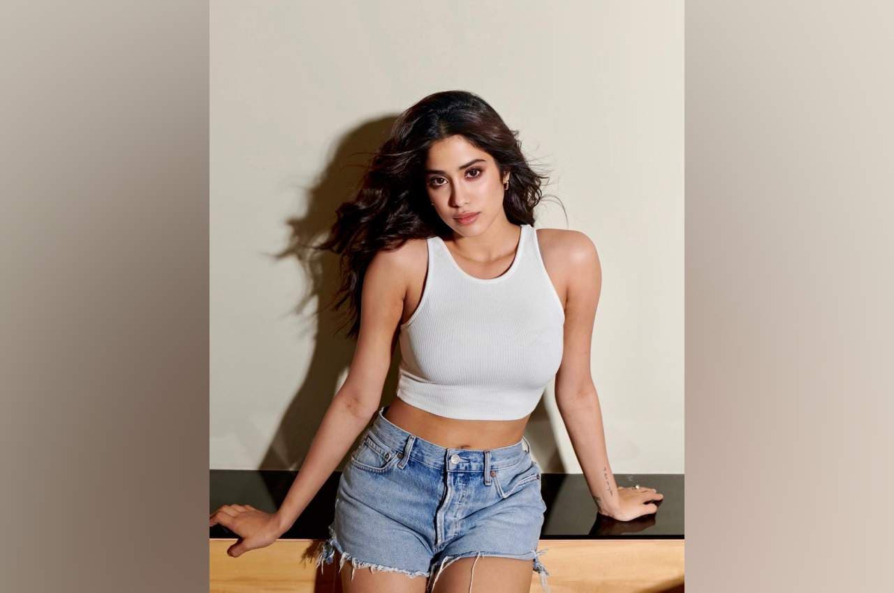 शॉर्ट्स पहन Janhvi Kapoor ने दिए सिजलिंग पोज, फैंस के उड़े होश
