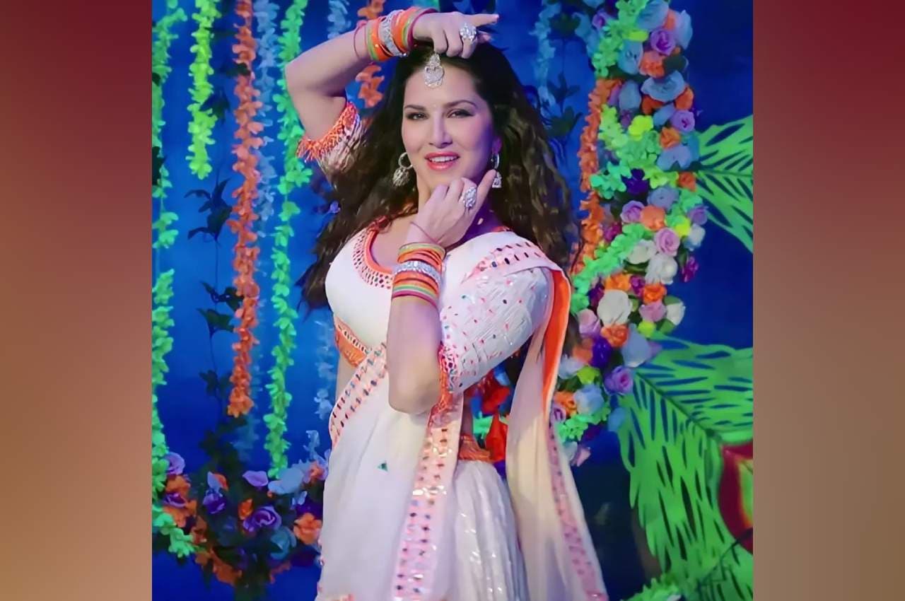 Naach Baby Song Out: लहंगा चोली पहन गरबा करती नजर आईं सनी लियोनी, देखें वीडियो