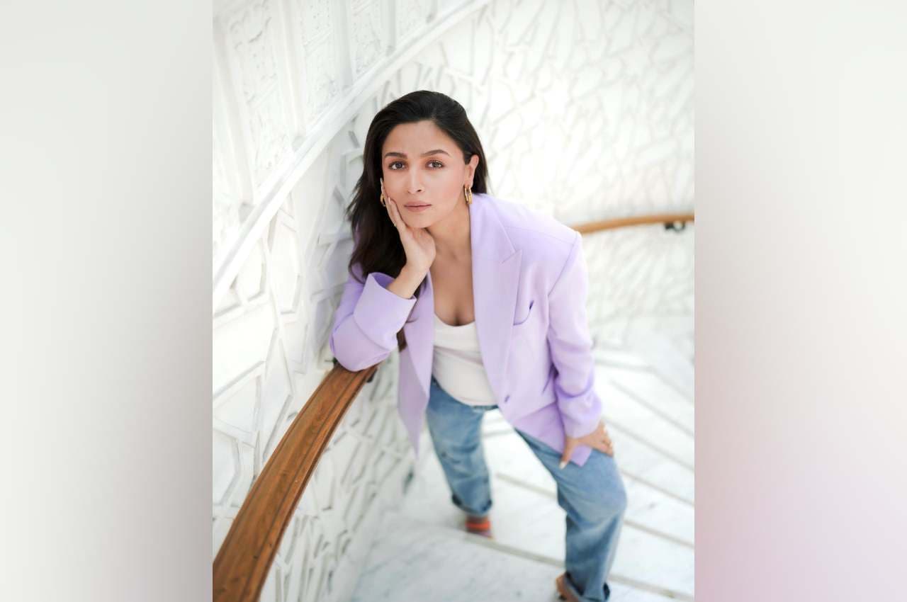 Alia Bhatt: ग्लैमरस लुक में नजर आईं आलिया भट्ट, फ्लॉन्ट किया बेबी बंप