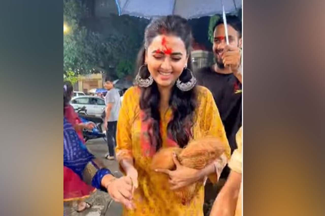 Tejasswi Prakash: मांग में सिंदूर लगाए नजर आईं तेजस्वी प्रकाश, यूजर्स बोले- हो गई शादी!