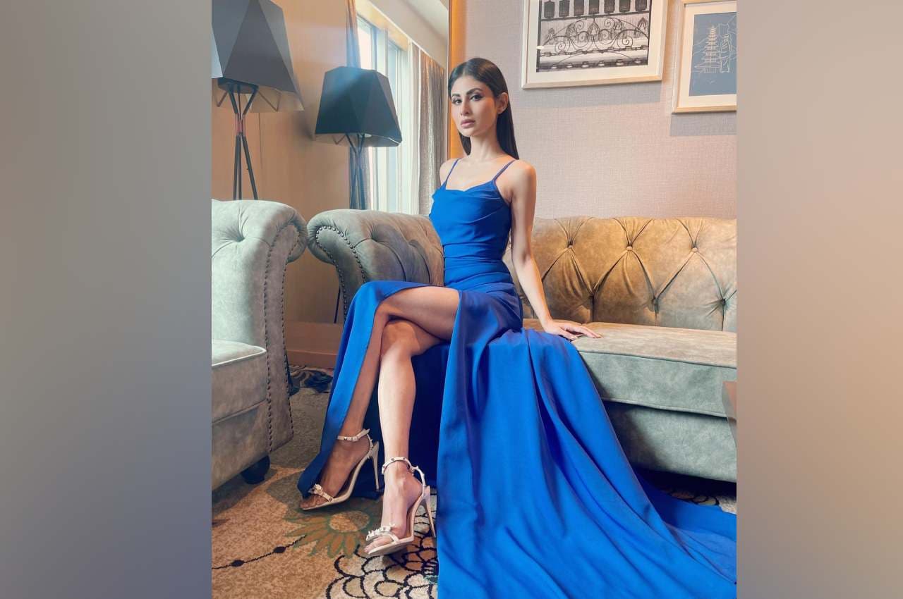 Mouni Roy: ब्लू स्लिट गाउन में मौनी रॉय ने दिए किलर पोज, फैंस की थमी सांसें
