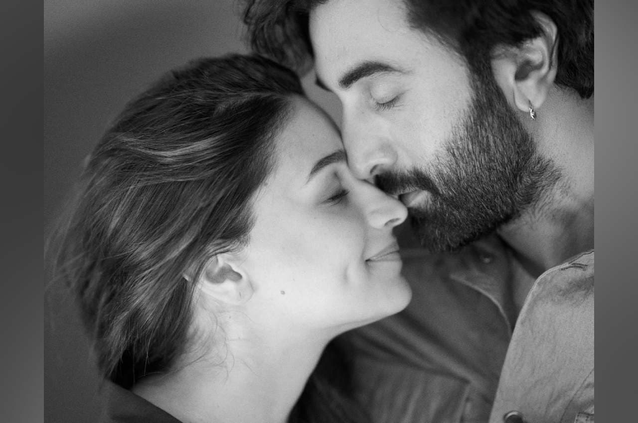 Alia Ranbir: पति संग रोमांटिक अंदाज में नजर आईं आलिया भट्ट, कही ये बात