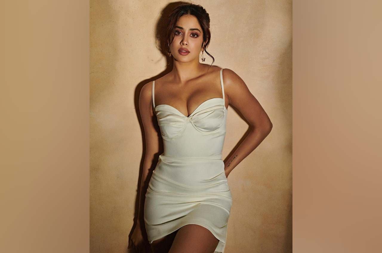 Janhvi Kapoor: बोल्ड लुक में नजर आईं  जान्हवी कपूर, शॉर्ट ड्रेस पहन दिए सिजलिंग पोज