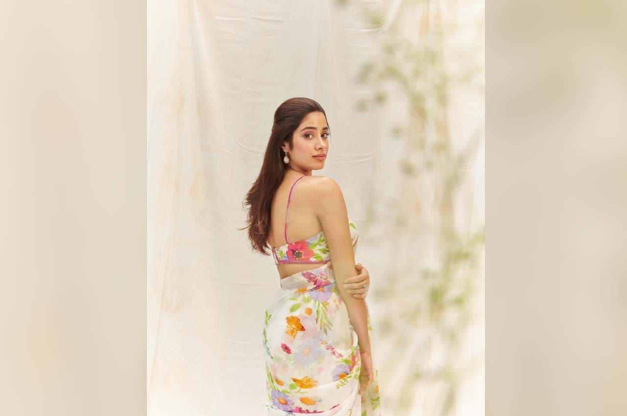 Janhvi Kapoor: साड़ी पहन जान्हवी कपूर ने दिए सिजलिंग पोज, सादगी पर फिदा फैंस