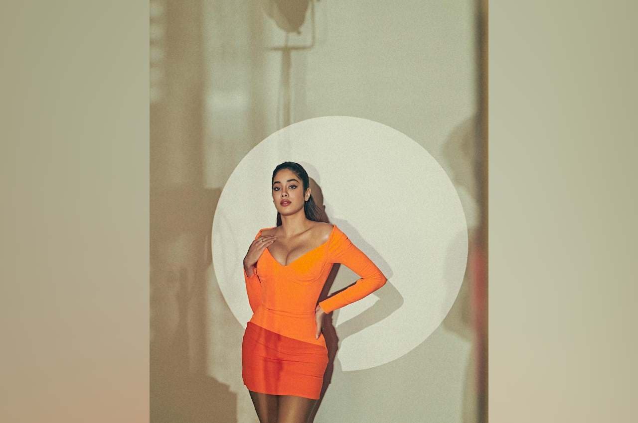 Janhvi Kapoor: शॉर्ट ड्रेस में जान्हवी कपूर ने दिए सिजलिंग पोज, देखें तस्वीरें