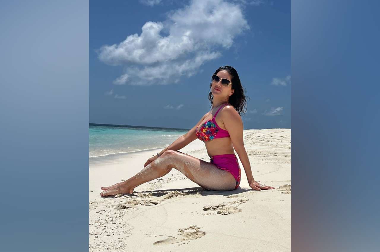 Sunny Leone: बिकिनी पहन सनी लियोन ने मचाई सनसनी, समंदर किनारे दिए किलर पोज
