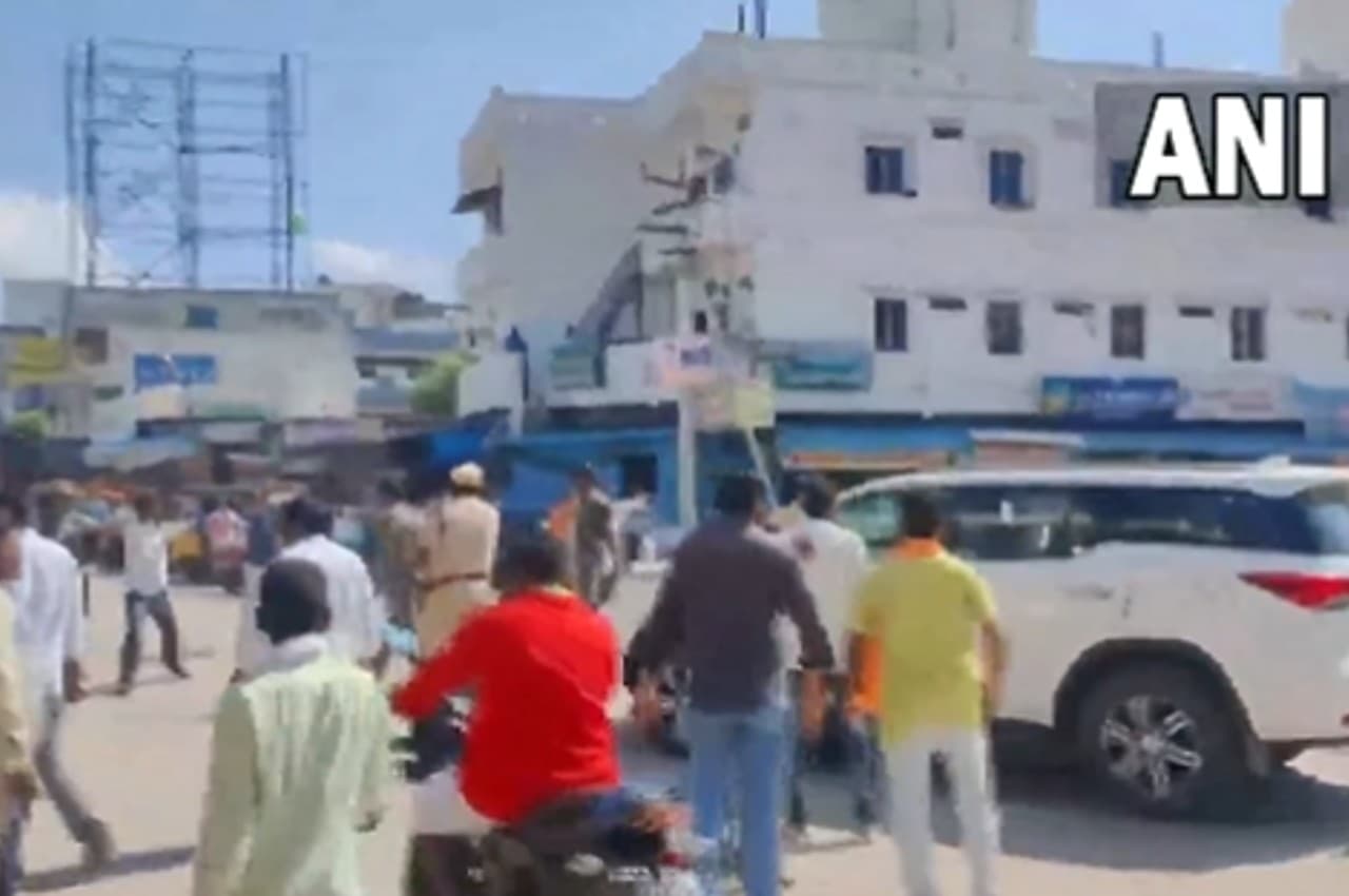 Telangana: केंद्रीय मंत्री निर्मला सीतारमण के काफिले को रोकने की कोशिश की, भाजपा-कांग्रेस कार्यकर्ताओं में हुई झड़प