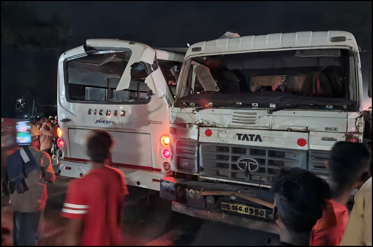 Odisha: तेज रफ्तार ट्रक की बस से टक्कर, दर्दनाक हादसे में छह की मौत, 20 घायल