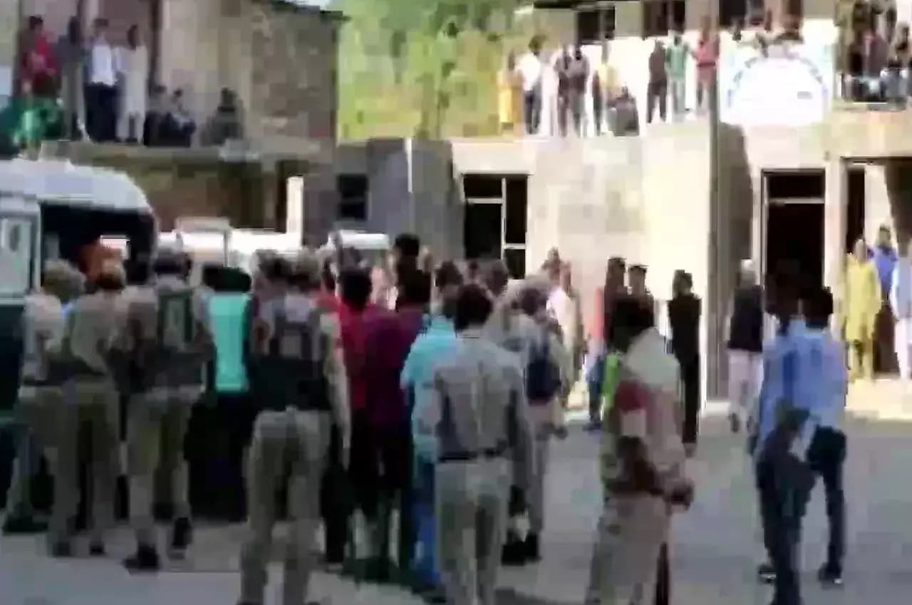 Jammu Kashmir: जम्मू-कश्मीर के पुंछ में बड़ा हादसा, मिनी बस खाई में गिरी, 11 की मौत