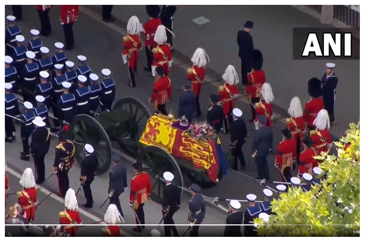 Queen Elizabeth II Funeral LIVE Updates: महारानी एलिजाबेथ द्वितीय का ताबूत वेस्ट डोर से बाहर ले जाया गया