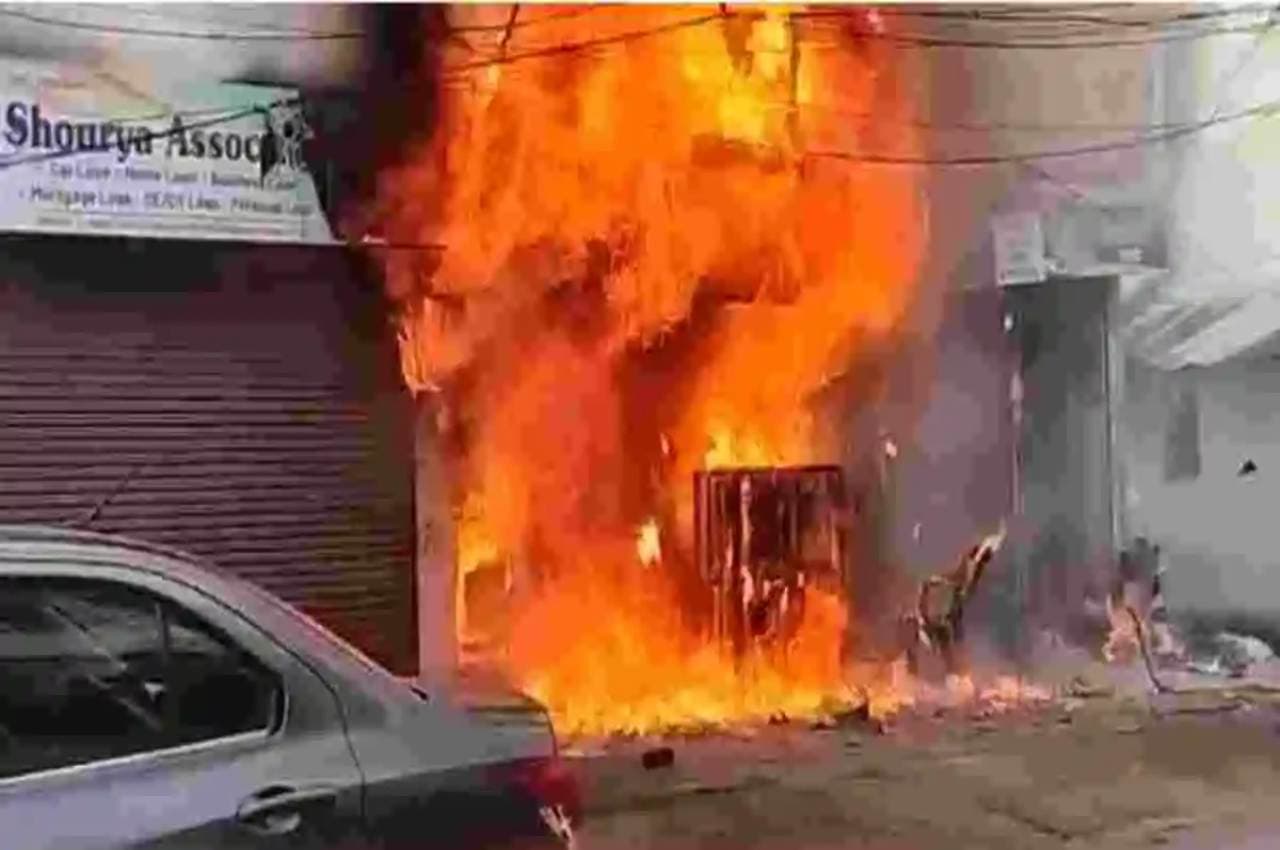 Chhattisgarh Breaking: एसबीआई ATM में आग लगने से मचा हड़कंप, बिल्डिंग भी आई चपेट में