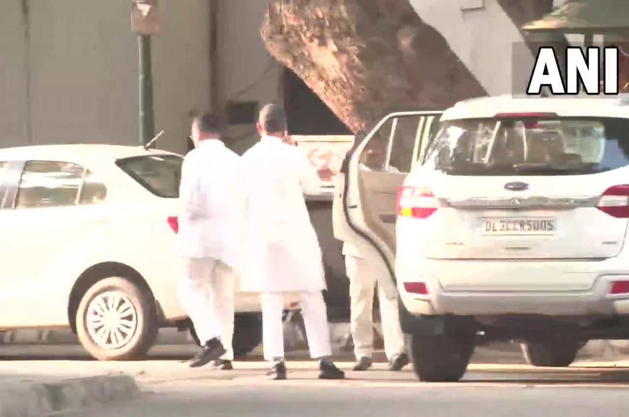 Rajasthan Political Crisis: राजस्थान संकट के बीच कांग्रेस में बढ़ी हलचल, खड़गे-माकन ने सोनिया गांधी को सौंपी रिपोर्ट