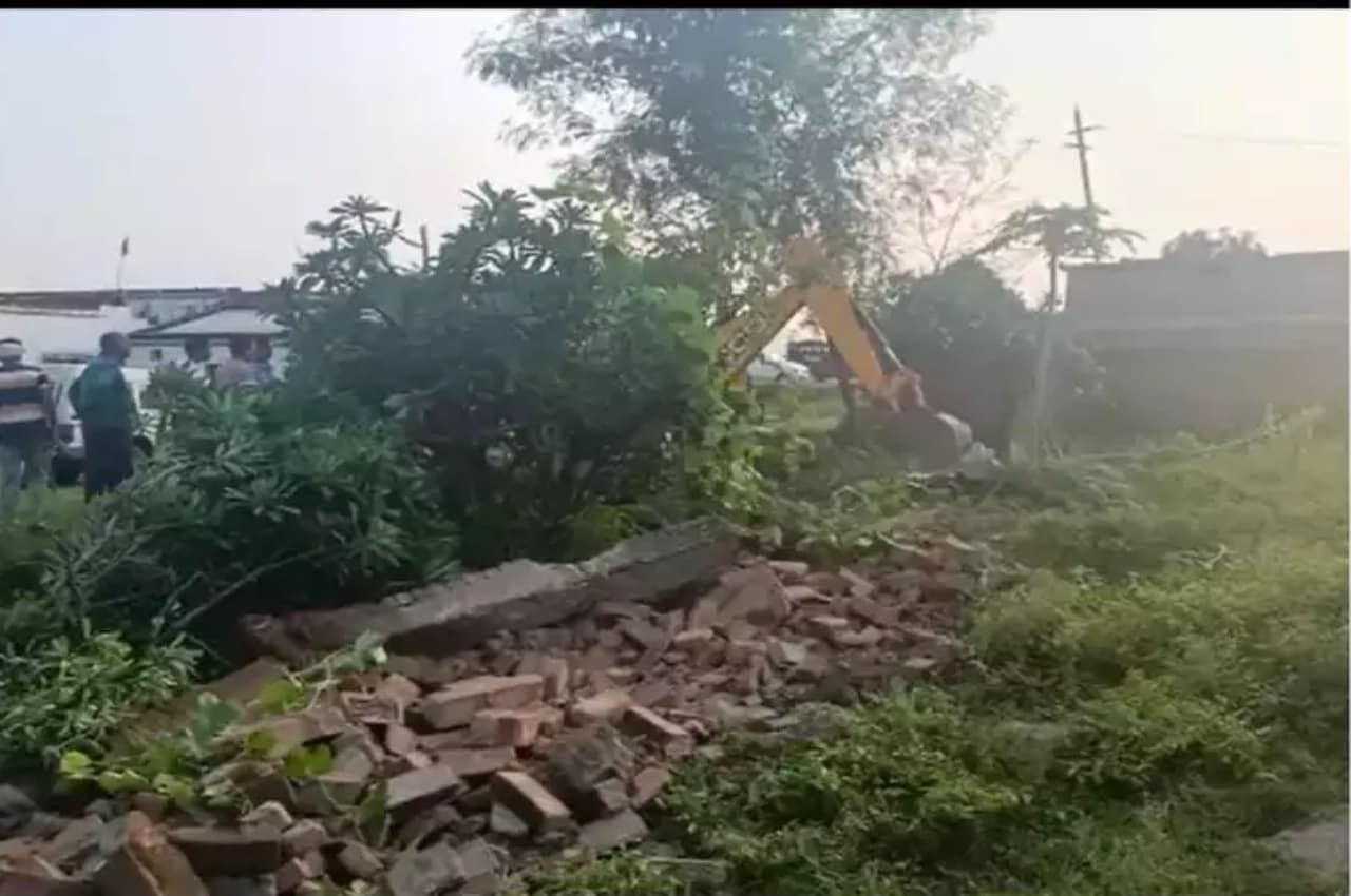 MP: नाबालिग से 6 युवकों ने बंधक बनाकर किया गैंगरेप, आरोपियों के घर पर चला मामा का बुलडोजर