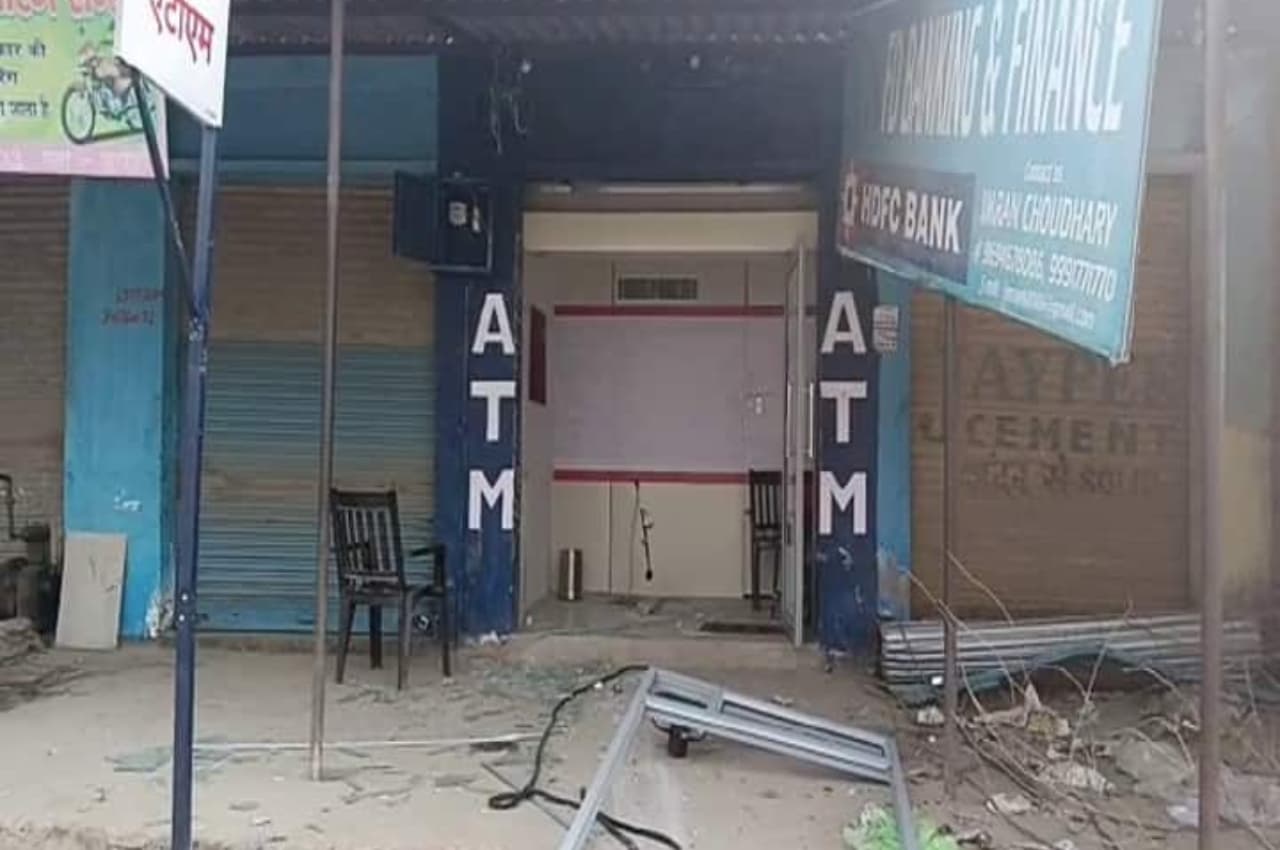 Rajasthan: भरतपुर में लुटेरों ने एटीएम उखाड़ा, 36 लाख की नकदी लेकर फरार