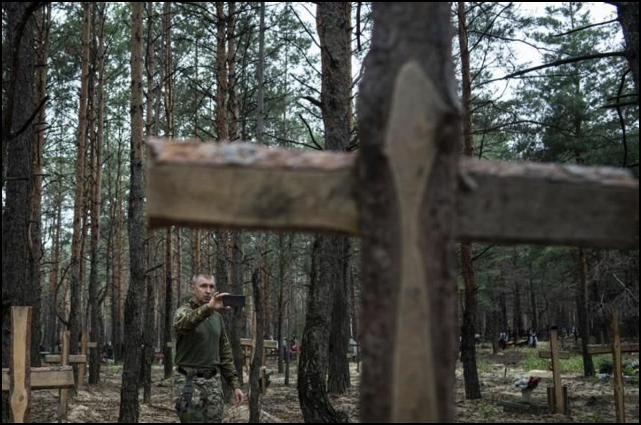 Russia Ukraine War: यूक्रेन में एक साथ दफन मिले 440 शव, कुछ दिन पहले तक क्षेत्र पर था रूस का कब्जा