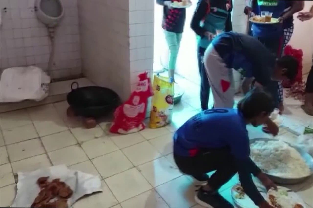 Saharanpur News: शर्मनाक! टॉयलेट में बना खाना खिलाड़ियों को परोसा गया, Video Viral होने पर हड़कंप मचा