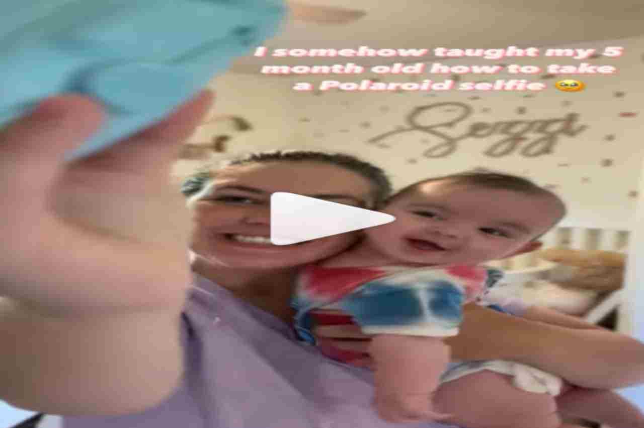 Viral Video: मां ने अपने 5 महीने के बच्चे के साथ ली क्यूट सेल्फी, बेबी का रिएक्शन हो रहा वायरल