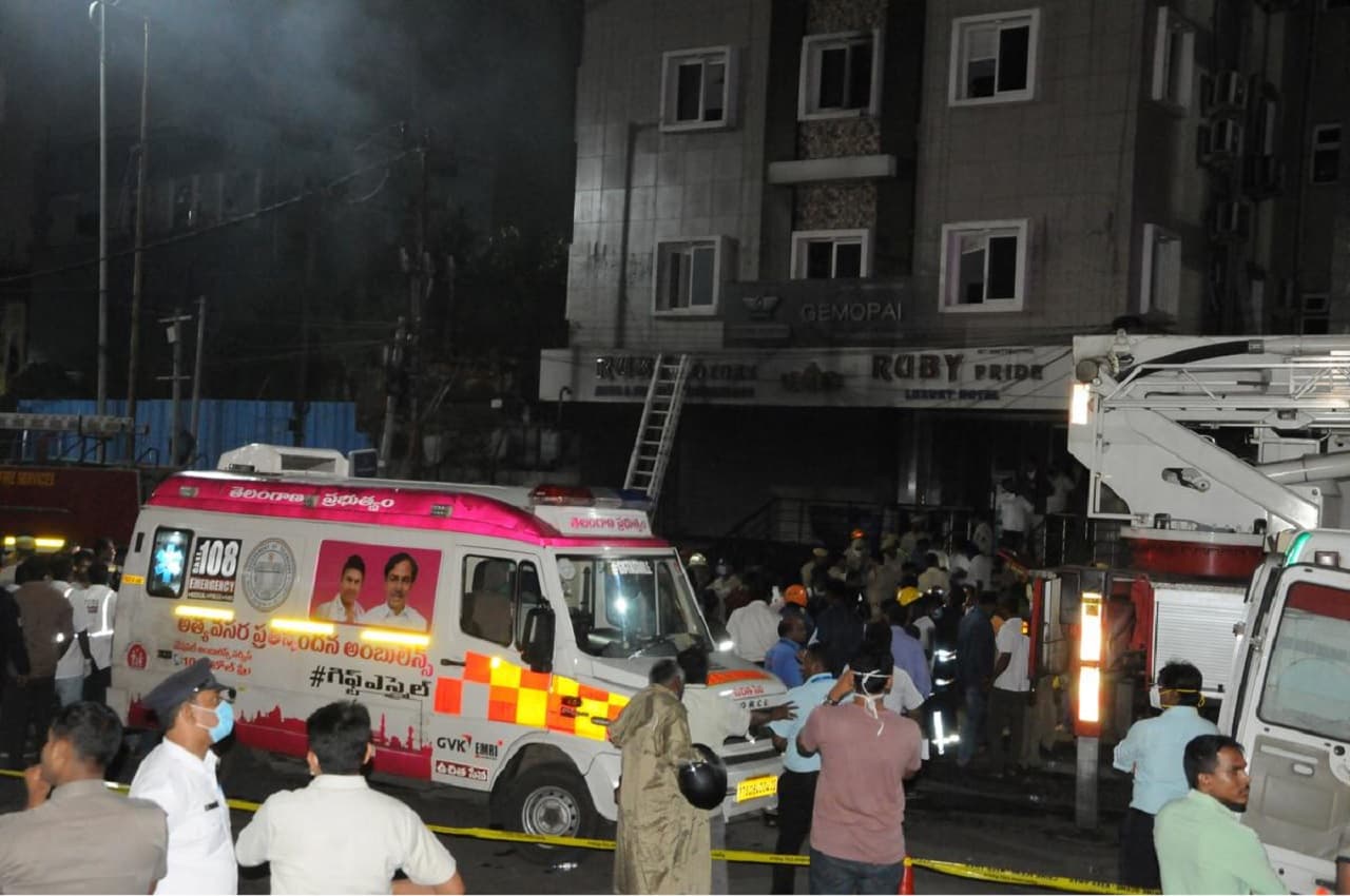Hyderabad: इलेक्ट्रिक बाइक चार्ज करते वक्त शोरूम में लगी आग, 8 लोगों की मौत