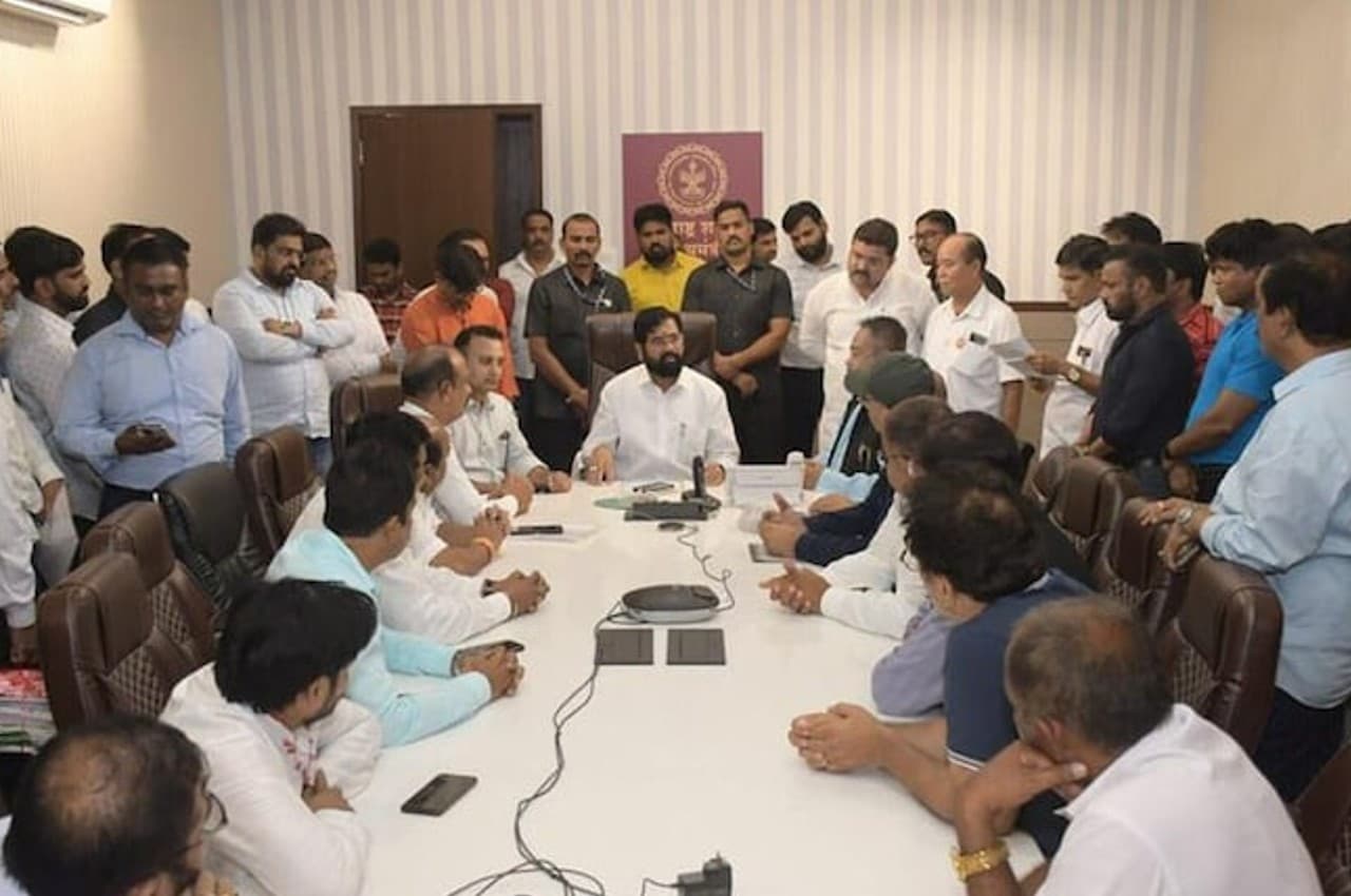 Maharashtra Politics: उद्धव ठाकरे को बड़ा झटका, 12 राज्यों के शिवसेना अध्यक्ष शिंदे कैंप में शामिल