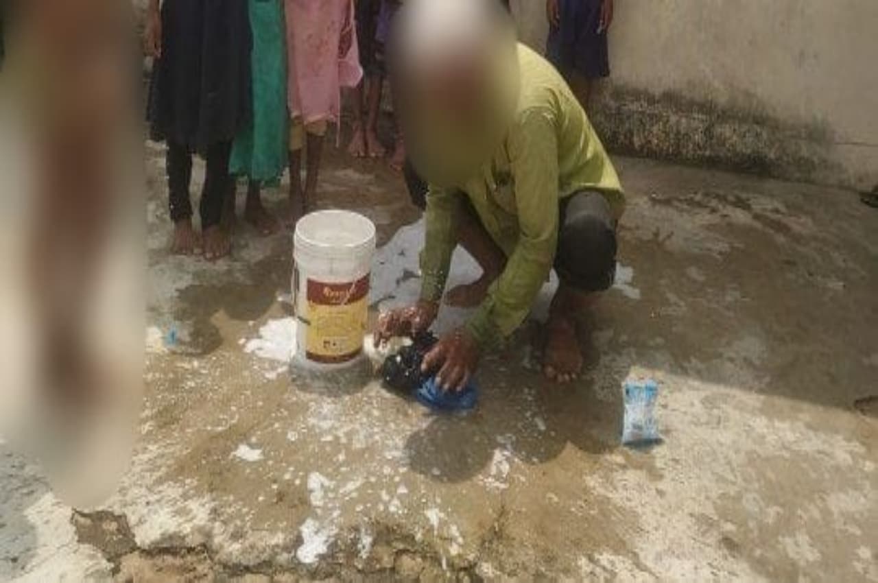 MP में कक्षा 5वीं की आदिवासी छात्रा को शिक्षक ने 2 घंटे तक रखा निर्वस्त्र,  इंसानियत शर्मसार
