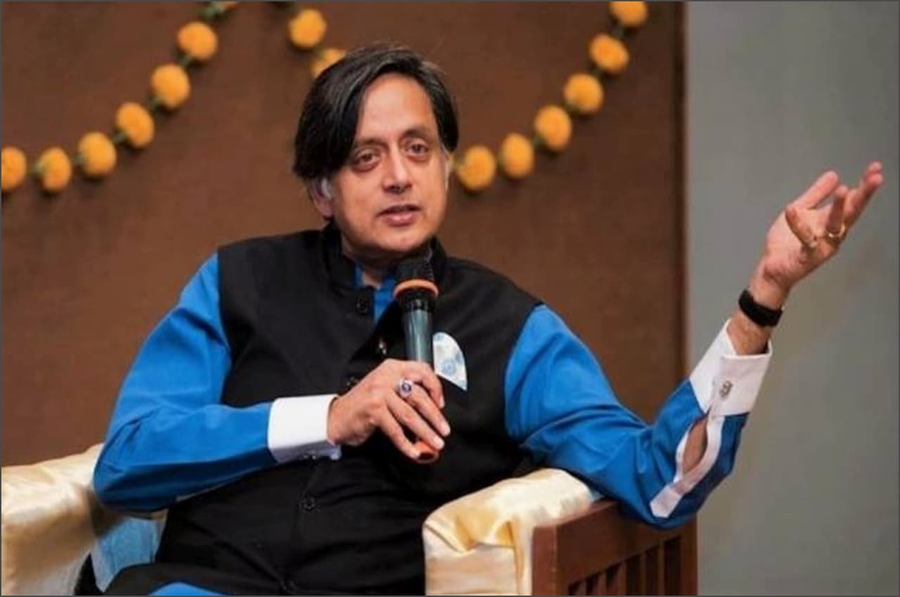 आप सोच रहे हैं कि सब ठीक चल रहा है, तो फिर खड़गे साहब को ही वोट करें: शशि थरूर