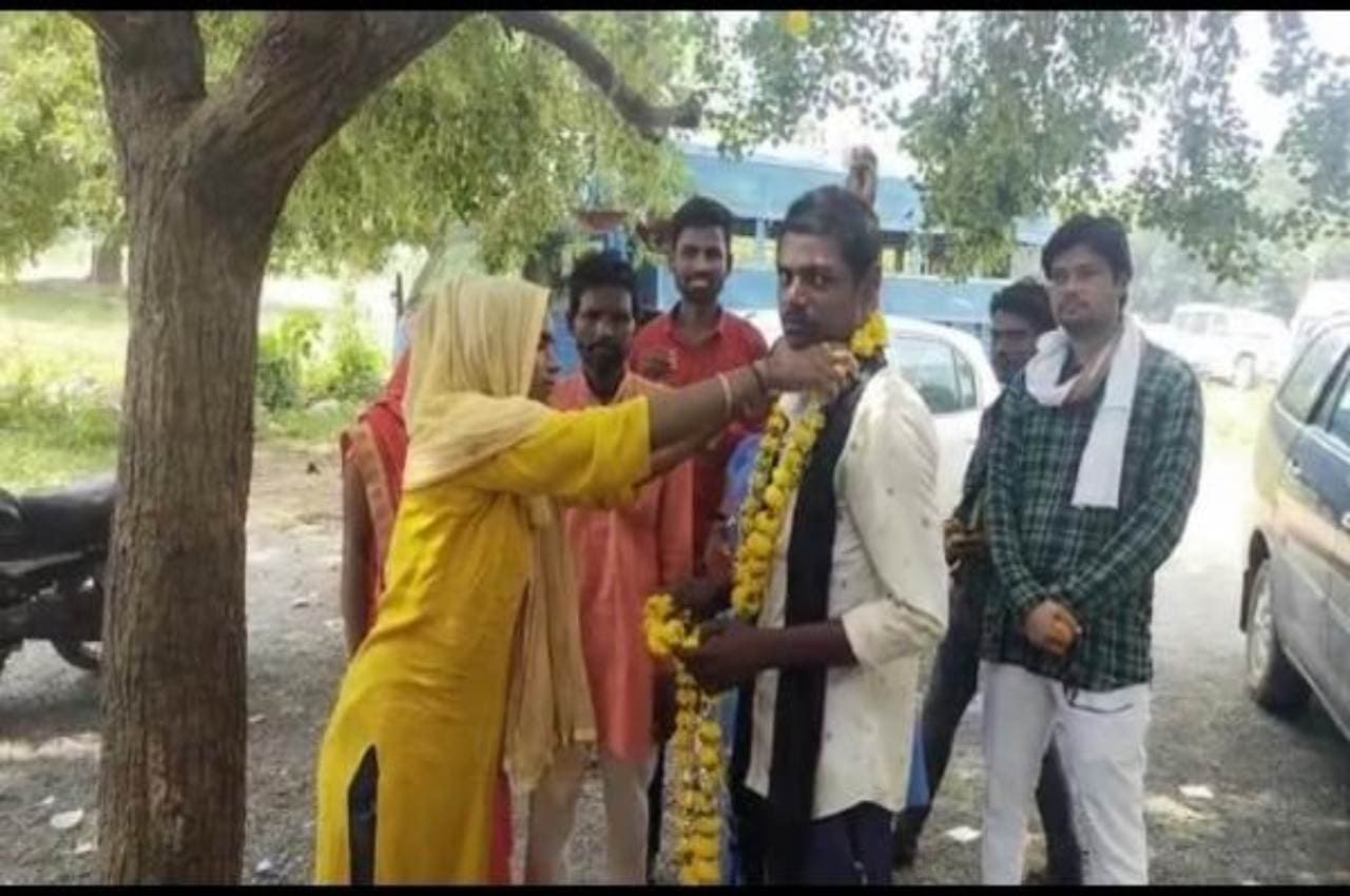 Madhya Pradesh: लव स्टोरी की happy ending, घर से भागे प्रेमी जोड़े ने थाने में ही ले लिए सात-फेरे