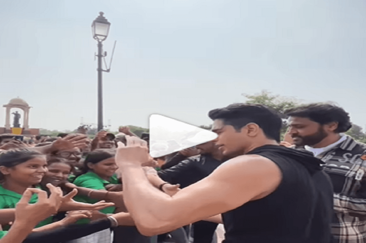Sidharth Malhotra की एक झलक के लिए इंडिया गेट पर उमड़ा फैंस का हुजूम, देखें वीडियो