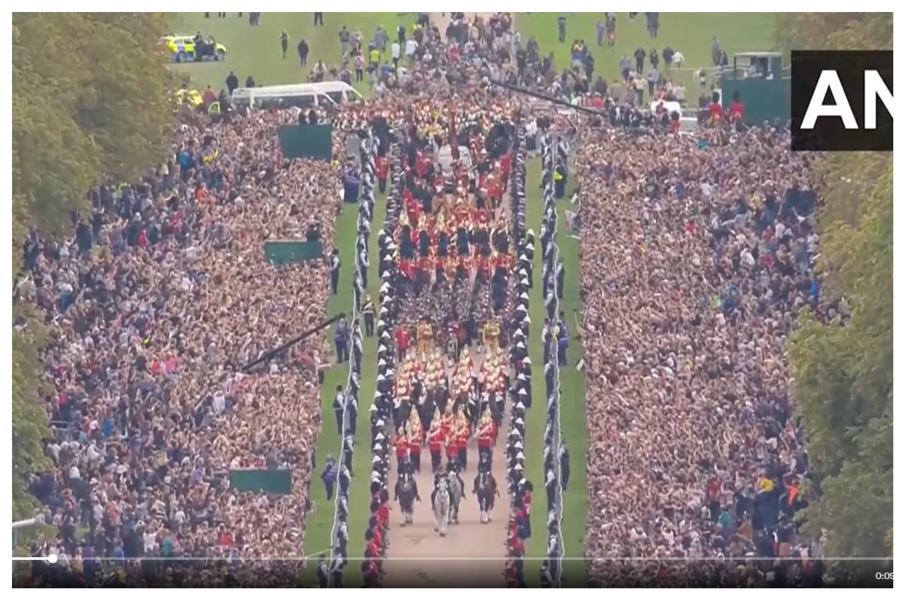 Queen Elizabeth II Funeral LIVE Updates: आखिरी बार राजरथ पर महारानी, अल्बर्ट रोड से सेंट जॉर्ज चैपल की तरफ ले जाया जा रहा