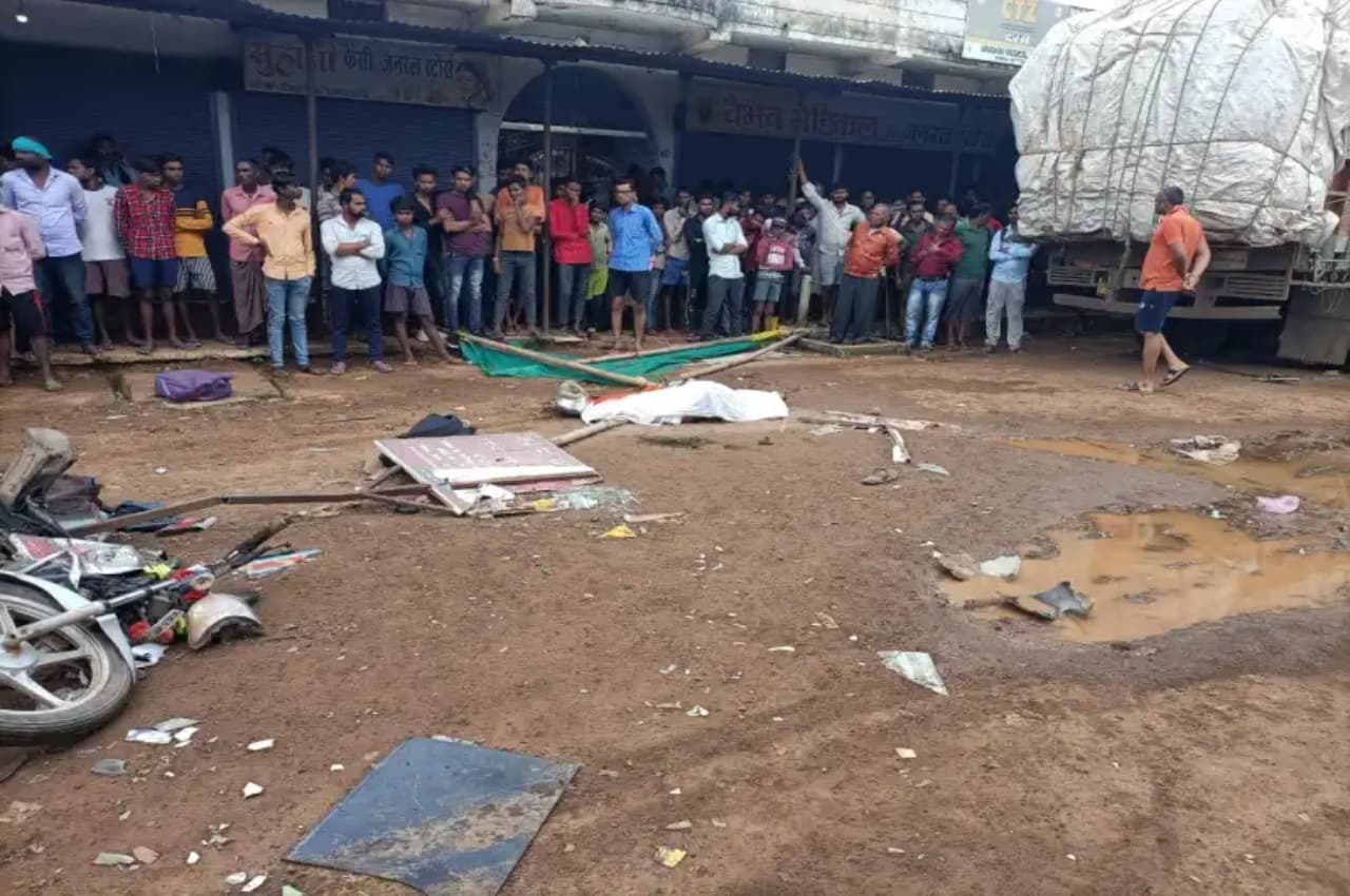 Chhattisgarh: मौत बनकर आए तेज रफ्तार ट्रक ने ली तीन जान, मची चीख पुकार