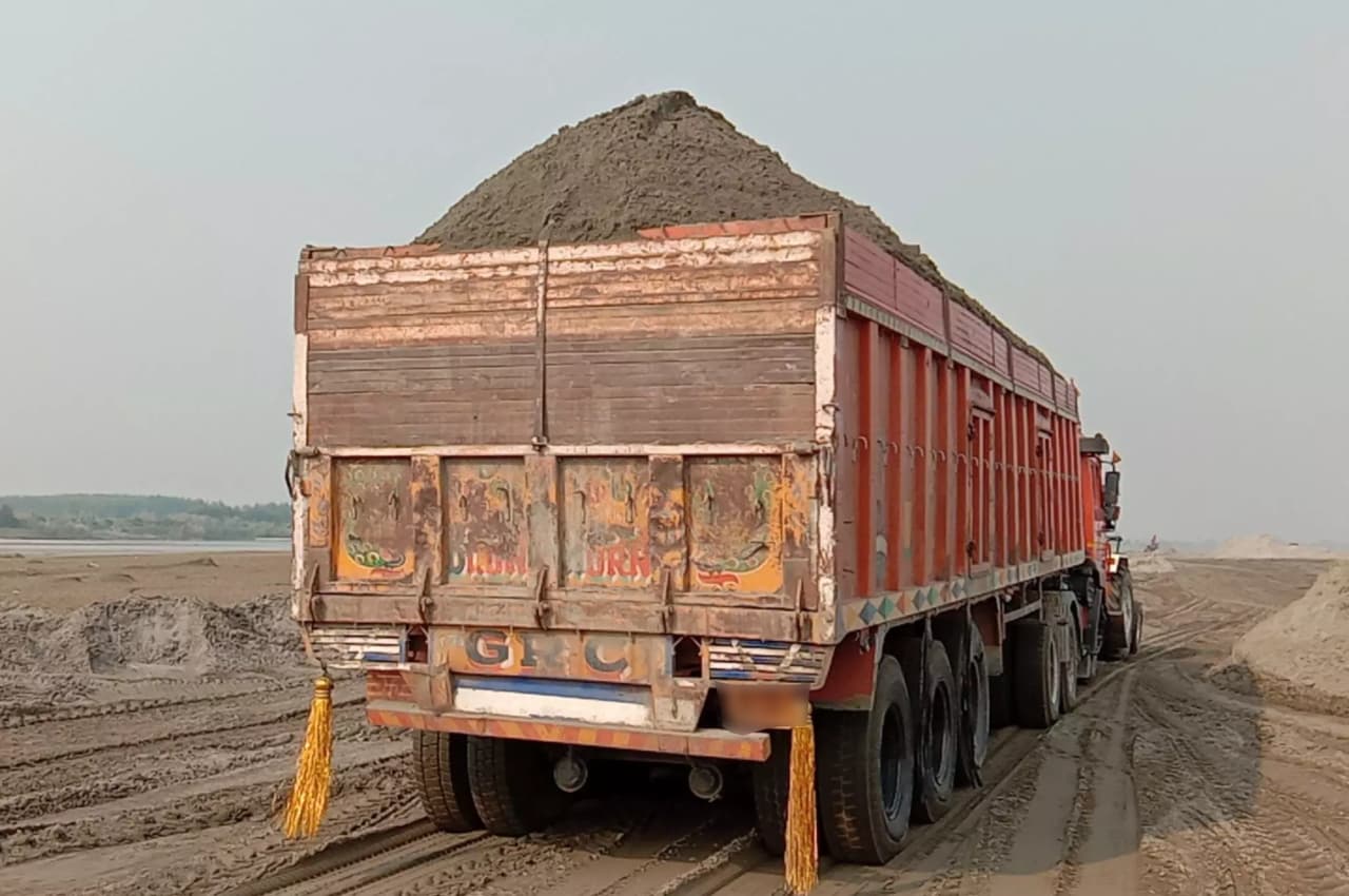 Bihar: बालू का ट्रक पकड़ा तो माफिया ने खनन विभाग में घुसकर दी गोली मारने की धमकी, दहशत में कर्मचारी