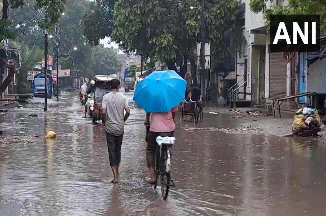 UP Weather Update: बारिश से उत्तर प्रदेश का हाल बेहाल, Noida समेत कई जिलों में स्कूल बंद तो कहीं पुलिस ने की ये अपील