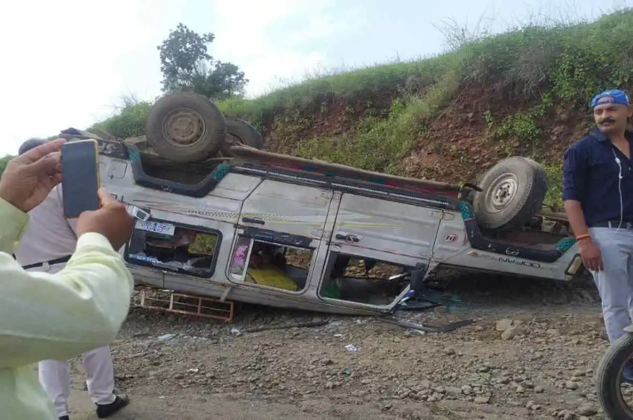 MP: बच्चों से भरा स्कूल वाहन पलटा, 6 छात्राएं घायल, दो की हालत गंभीर