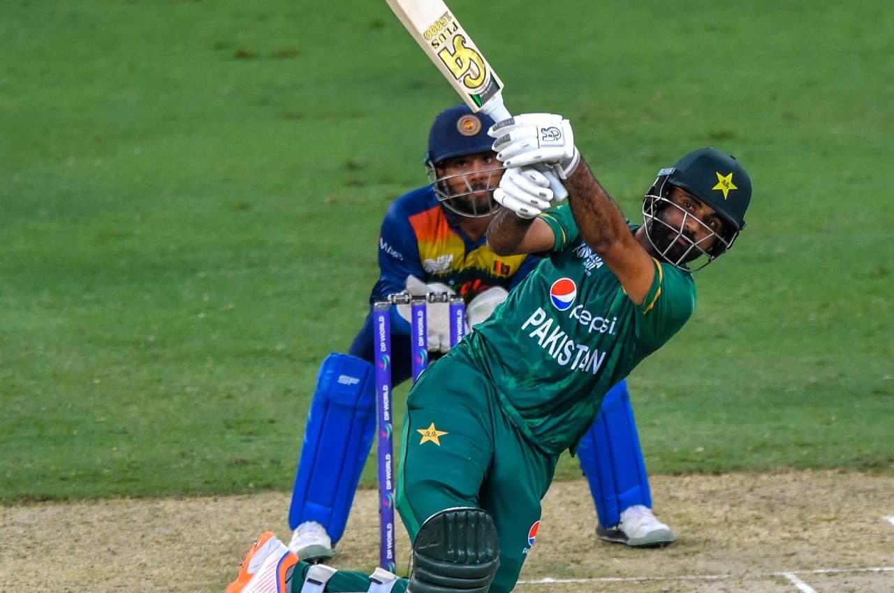 T20 World Cup से पहले पाकिस्तान को बड़ा झटका लगा, टीम इंडिया को मैच हराने वाला ये दिग्गज हुआ बाहर!
