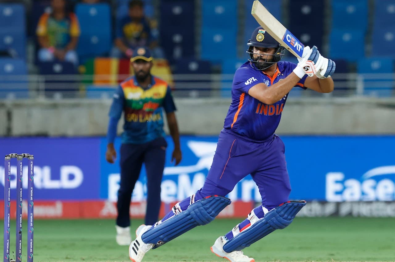 IND vs SL live Update : 72 रनों की तूफानी पारी खेल आउट हुए रोहित, स्कोर 110/3