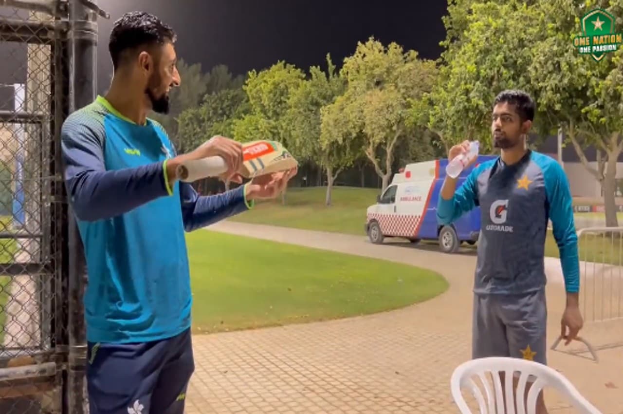 Asia Cup: मैच से पहले मिले दोनों टीमों के कप्तान, निजाकत खान ने बाबर से मांगी खास चीज...देखें VIDEO