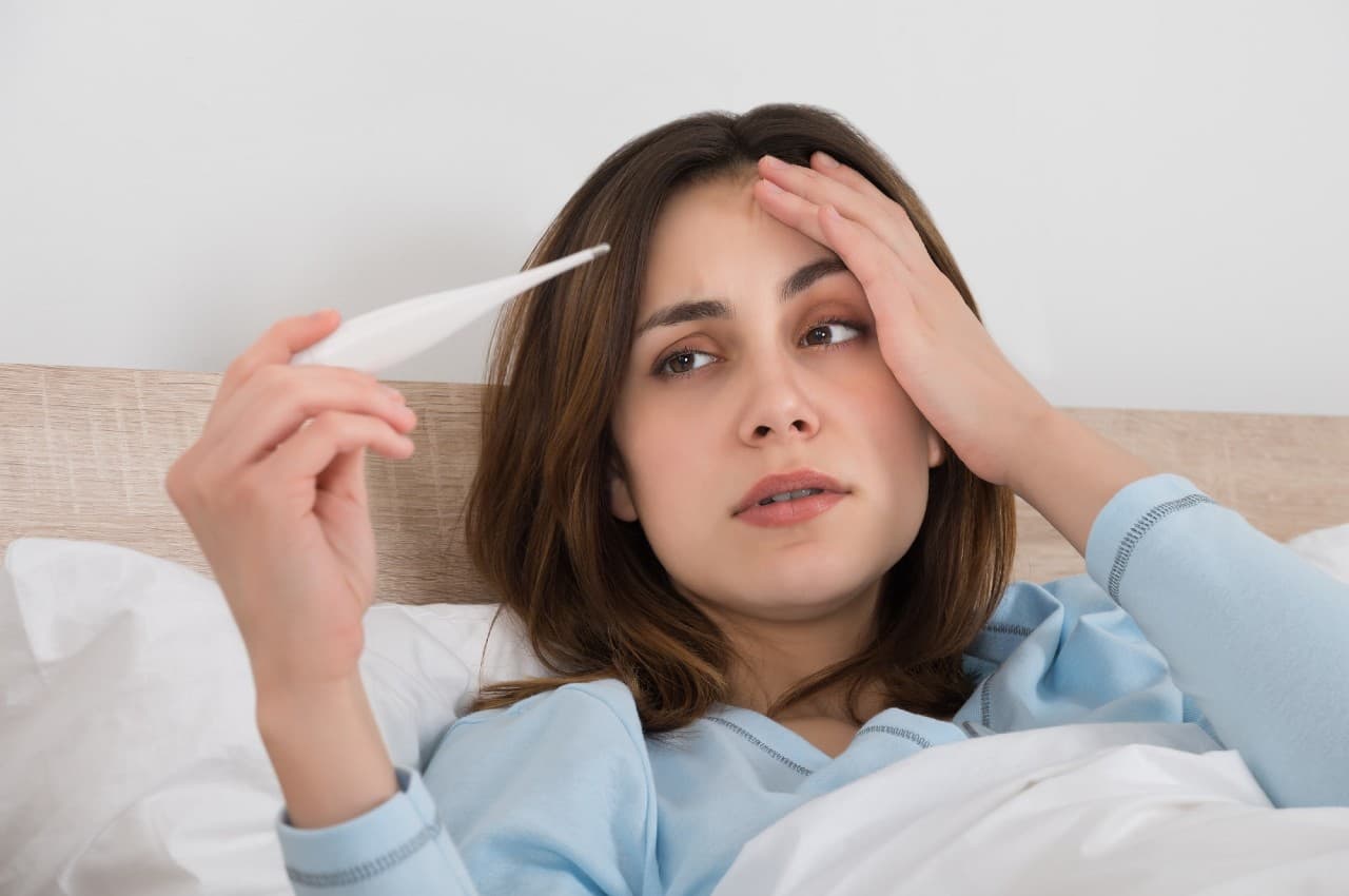 Viral Fever: वायरल फीवर में सबसे पहले दिखते हैं ये लक्षण, घर बैठे ऐसे पाएं तुरंत राहत