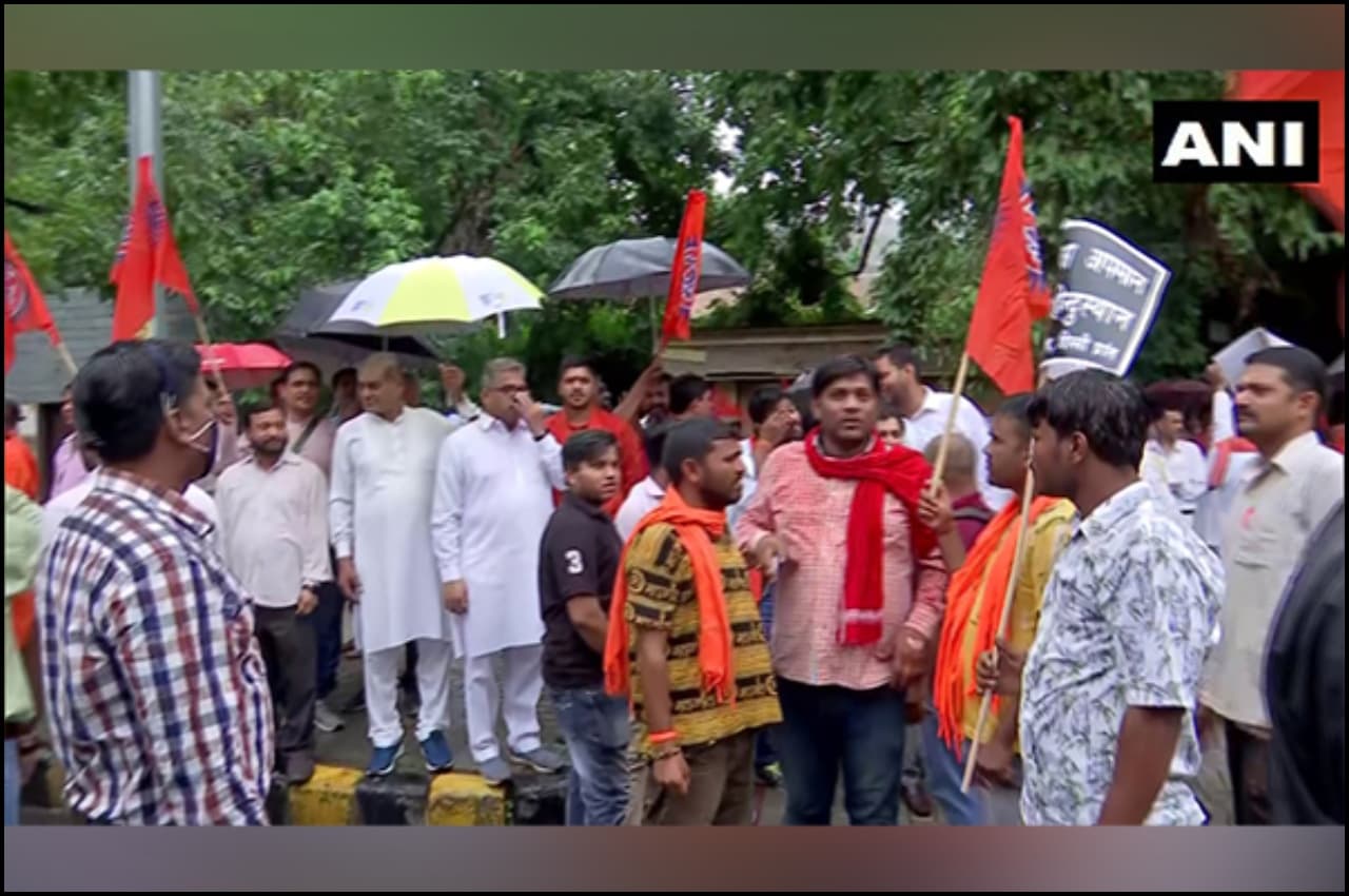 ब्रिटेन में हिंदुओं के खिलाफ हो रही हिंसा के विरोध में उतरी VHP, यूके दूतावास के बाहर किया प्रदर्शन