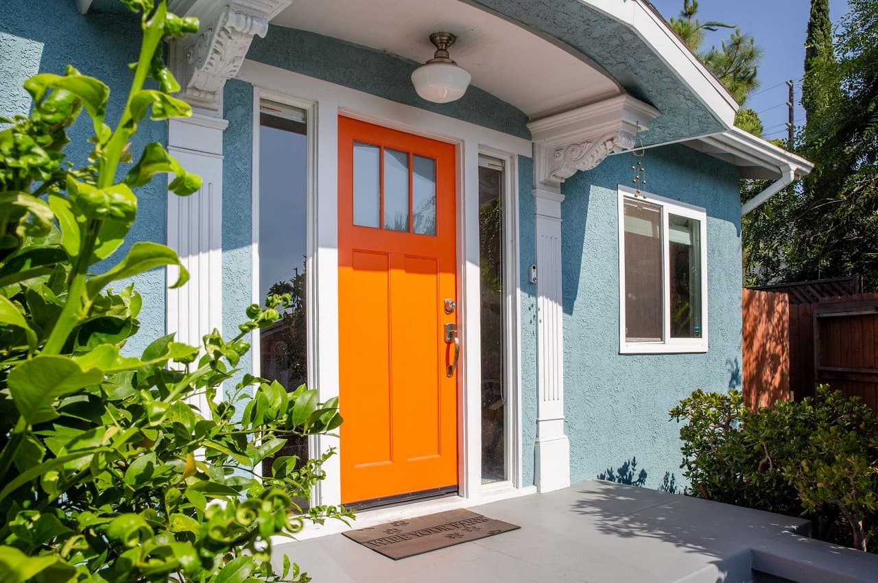 Vastu Tips: अगर घर के दरवाजे पर जरूर लगाएं ये चीज, चुंबक की तरह खींचा चला आएगा पैसा