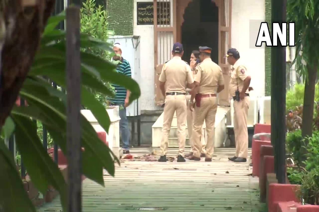 आतंकी याकूब की कब्र पर मुंबई पुलिस की बड़ी कार्रवाई, बीजेपी ने उद्धव से पूछा- कातिल का सम्मान क्यों ?