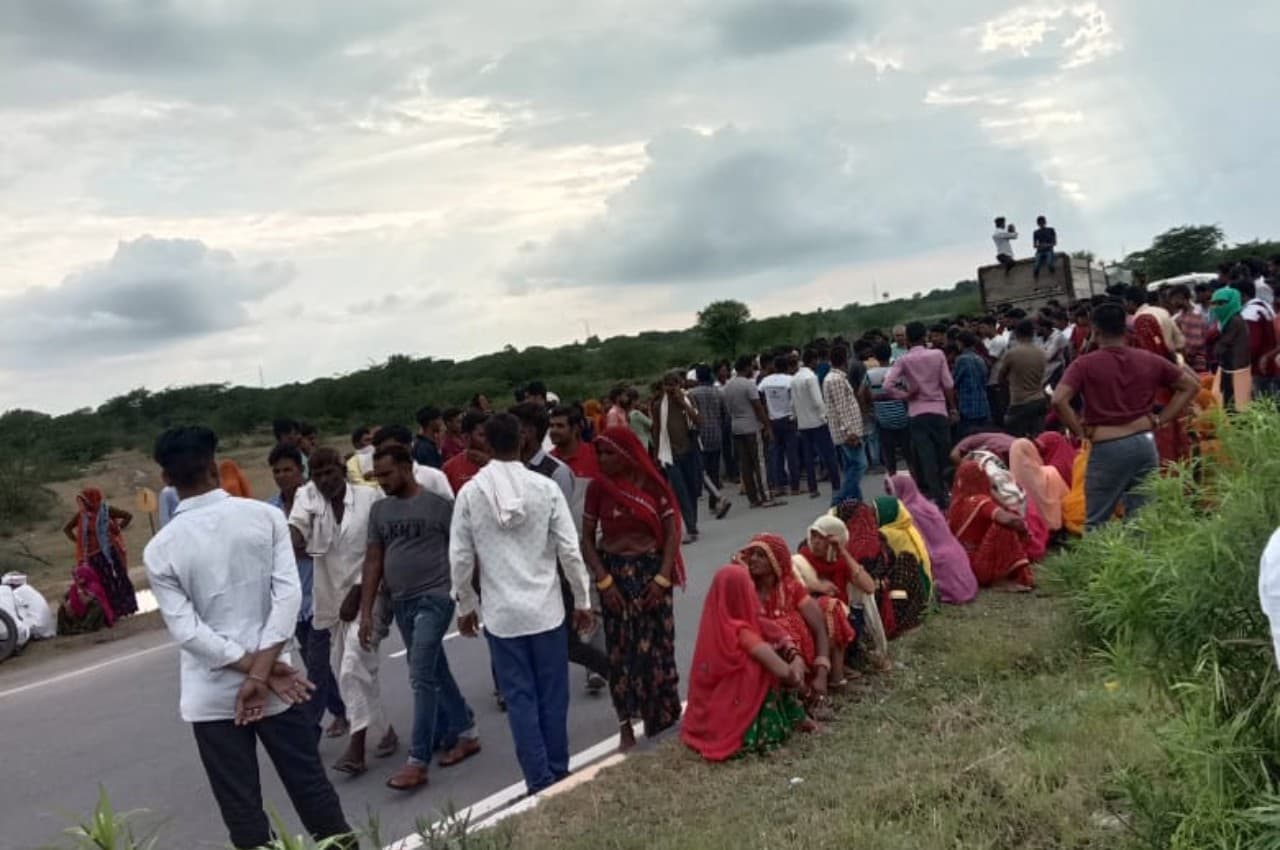 Breaking: चाकसू के पास NH52 पर बस की टक्कर से बालिका की मौत, गुस्साए लोगों ने बस में लगाई आग