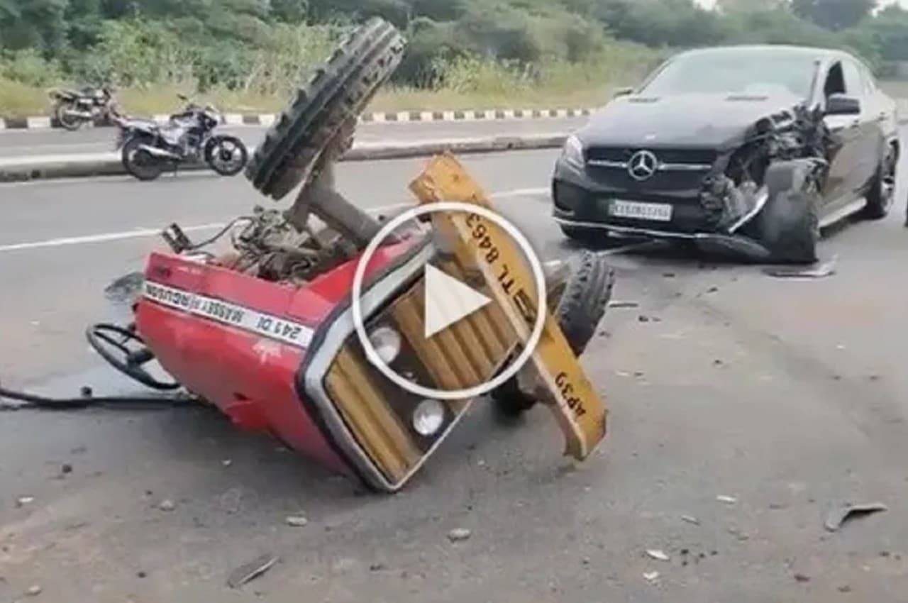 Viral Video: मर्सिडीज बेंज से टक्कर के बाद दो हिस्सों में बंट गई ट्रैक्टर, सोशल मीडिया पर वायरल हो रहा वीडियो