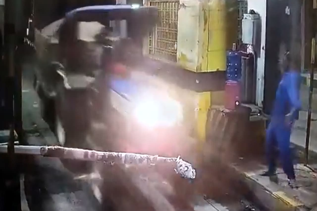 Agra: खनन माफिया की दबंगई! टोल का बैरियर तोड़ 35 सेकेंड में निकाला 25 ट्रैक्टरों का काफिला, देखें Video