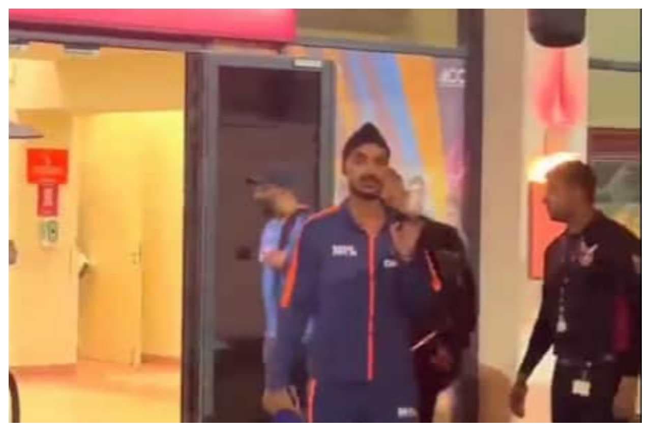 Asia Cup 2022: अर्शदीप सिंह को फैंस ने बुलाया 'गद्दार', टीम बस से गुस्से में घूरते आए नजर, देखें वीडियो