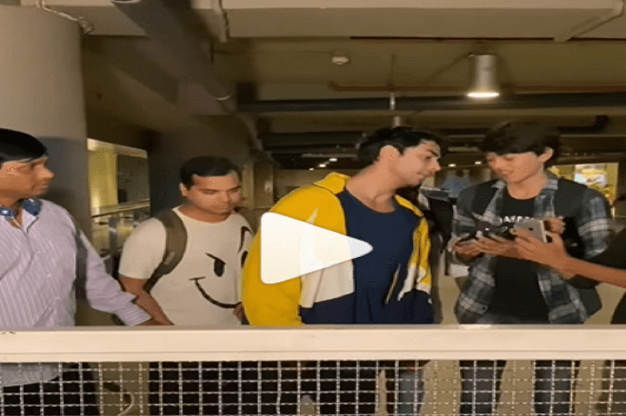 गुलाब देने के बाद Aryan Khan के जबरा फैन ने चूमा उनका हाथ, ऐसा रहा स्टारकिड का रिएक्शन