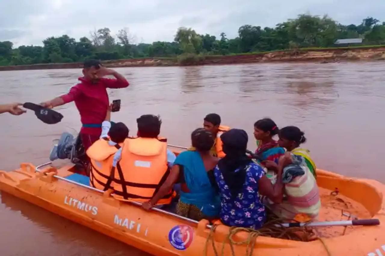 Chhattisgarh: बाढ़ में फंसी गर्भवती ने दिया बच्चे का जन्म, देवदूत बन पहुंची SDRF टीम