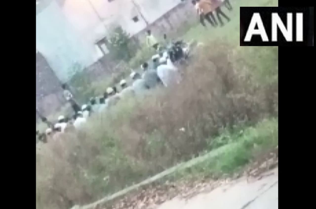 Bijnor: खेल के मैदान में सार्वजनिक नमाज का वीडियो वायरल, पुलिस ने दर्ज किया मुकदमा