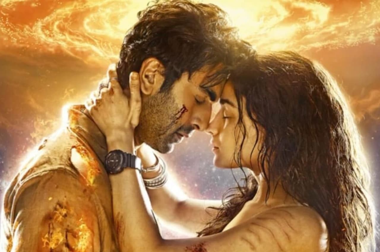 Brahmastra Twitter Review: 'ब्रह्मास्त्र' का फर्स्ट रिव्यू आउट, फैंस दे रहे हैं क्या रेटिंग, जानें